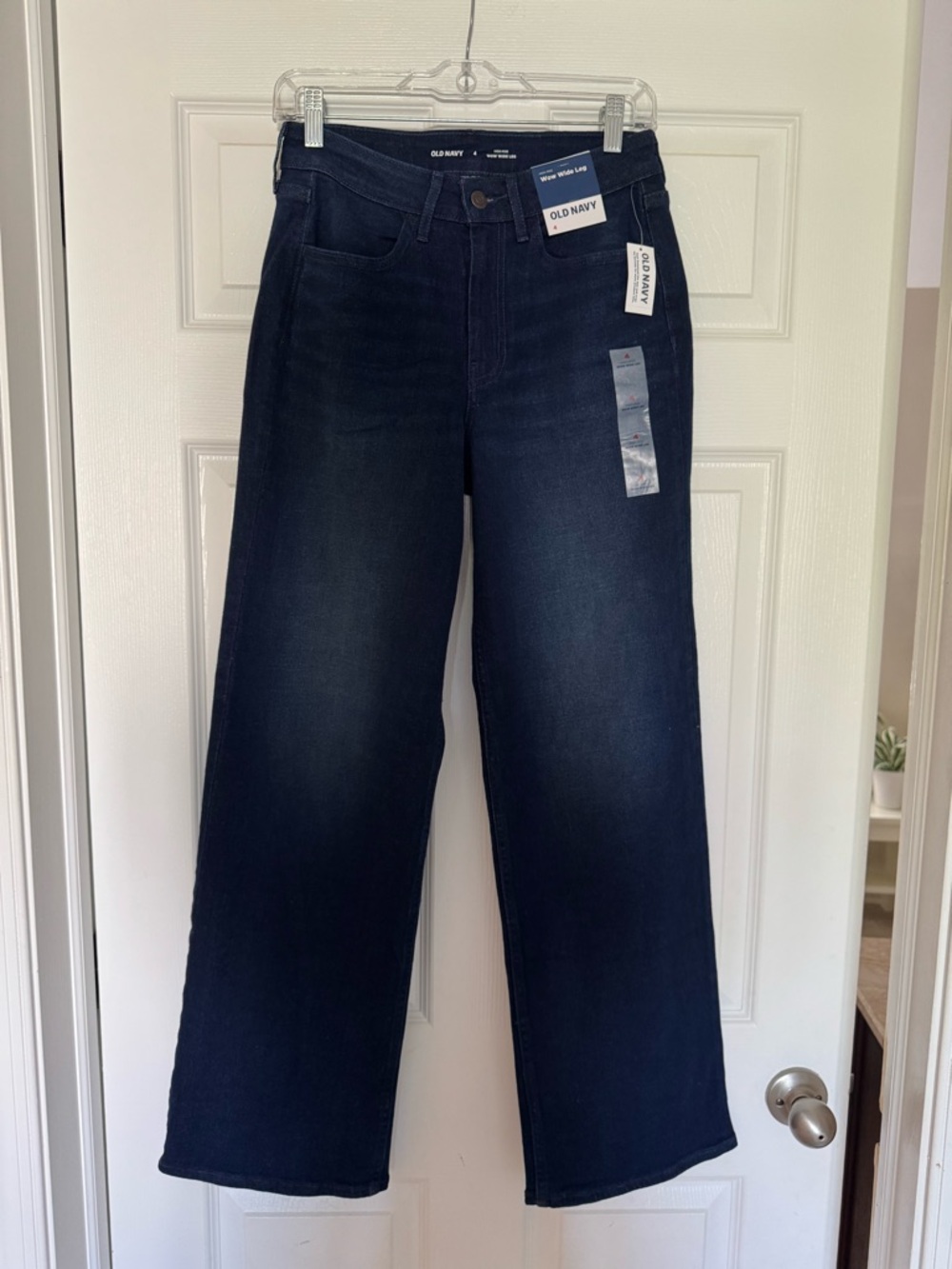 Old Navy Wide-Leg Jeans in Dark Wash - Picture 4 of 7